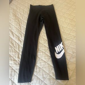 Nike Sportswear Essential High Rise Leggings